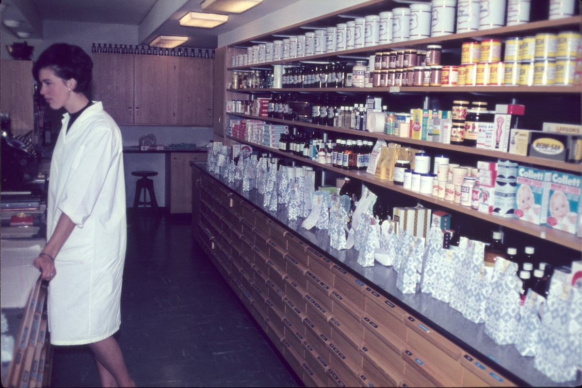 En ansatt står bak skranken på Bekkestua apotek i Bærum.
