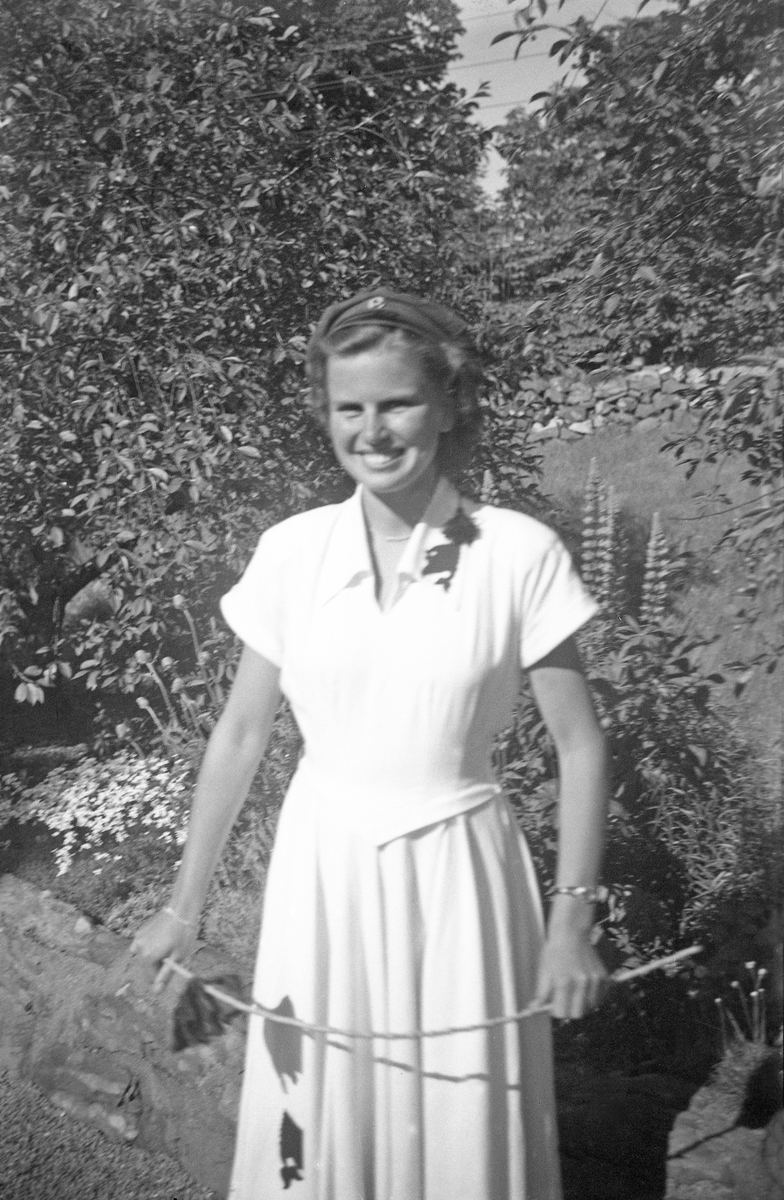 Siri Arentz som russ 17. mai, i hagen til hjemmet i P.T. Mallings vei 4 på Bygdøy. Fotografert 1949.