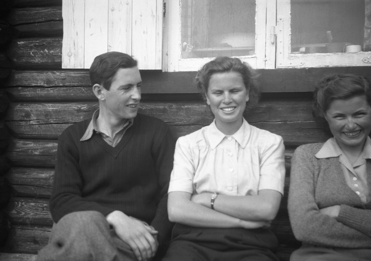 Otto Sheen og søstrene Siri og Guri Arentz foran feriestedet Ligardshaugen i Eggedal. Fotografert påsken 1949.