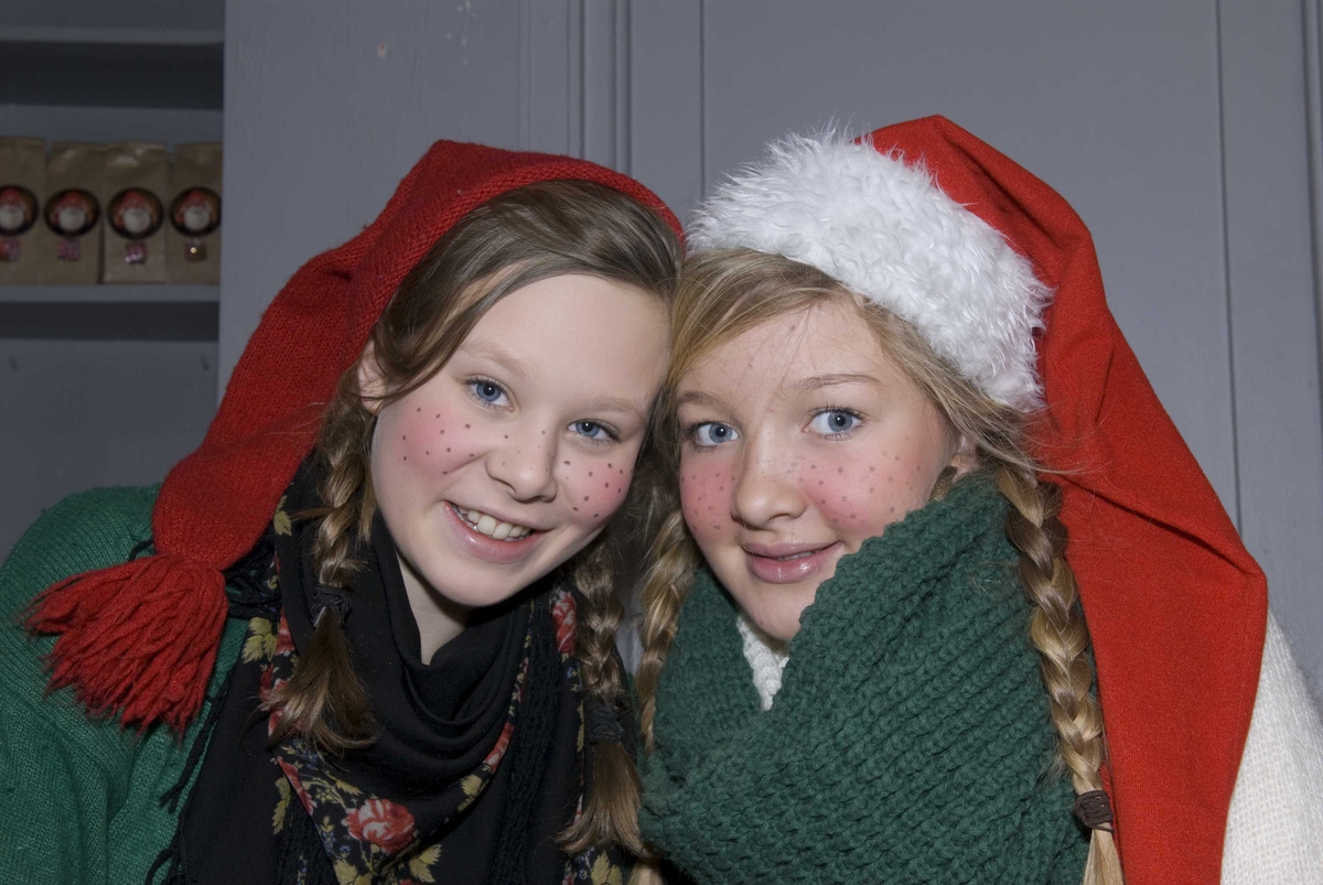 To jenter med nisseluer, julemarked 14.12.2008.