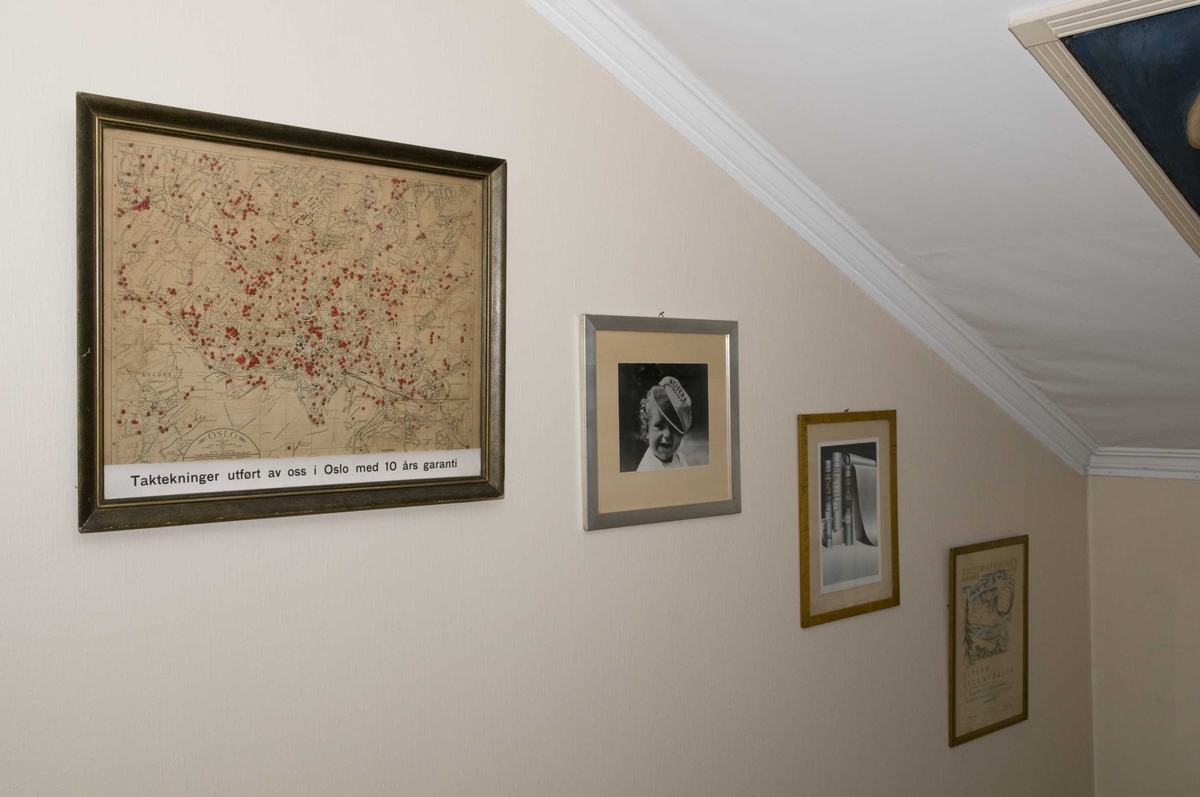 Huset til Harry Fett. Bilder på veggen i 2. etasje.