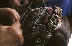 Brudepynting; Bø i Telemarke.
Malelekkja blir rutetredd.