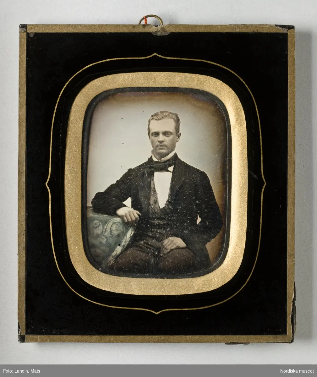 Porträtt av professor Frithiof Holmgren (1831–1897). Kolorerad dagerrotyp / daguerreotyp.  Nordiska museet inv.nr 85042.
-
Portrait of professor Frithiof Holmgren (1831–1897). Sixth-plate daguerreotype.
