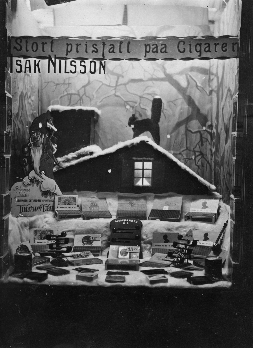 Vindusutstilling hos Isak Nilsson i Rjukan fra 1926 med julepynt og julereklame fra Tiedemann.