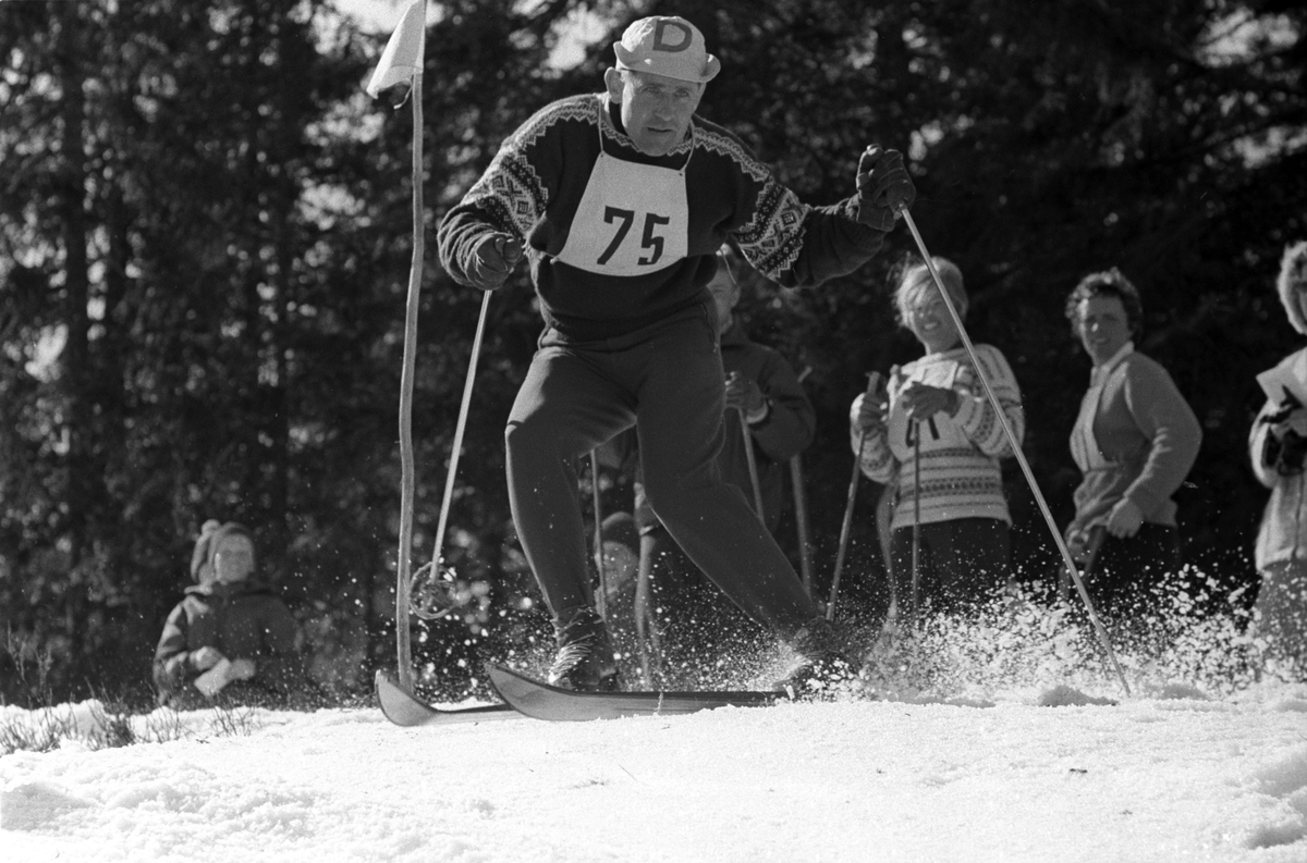 Sverre Johannessen med startnummer 75 i flott stil gjennom slalåmportene.  Blåveis-rennet, Kolsås 9. april 1961.  Fotografert av Johan Brun.
