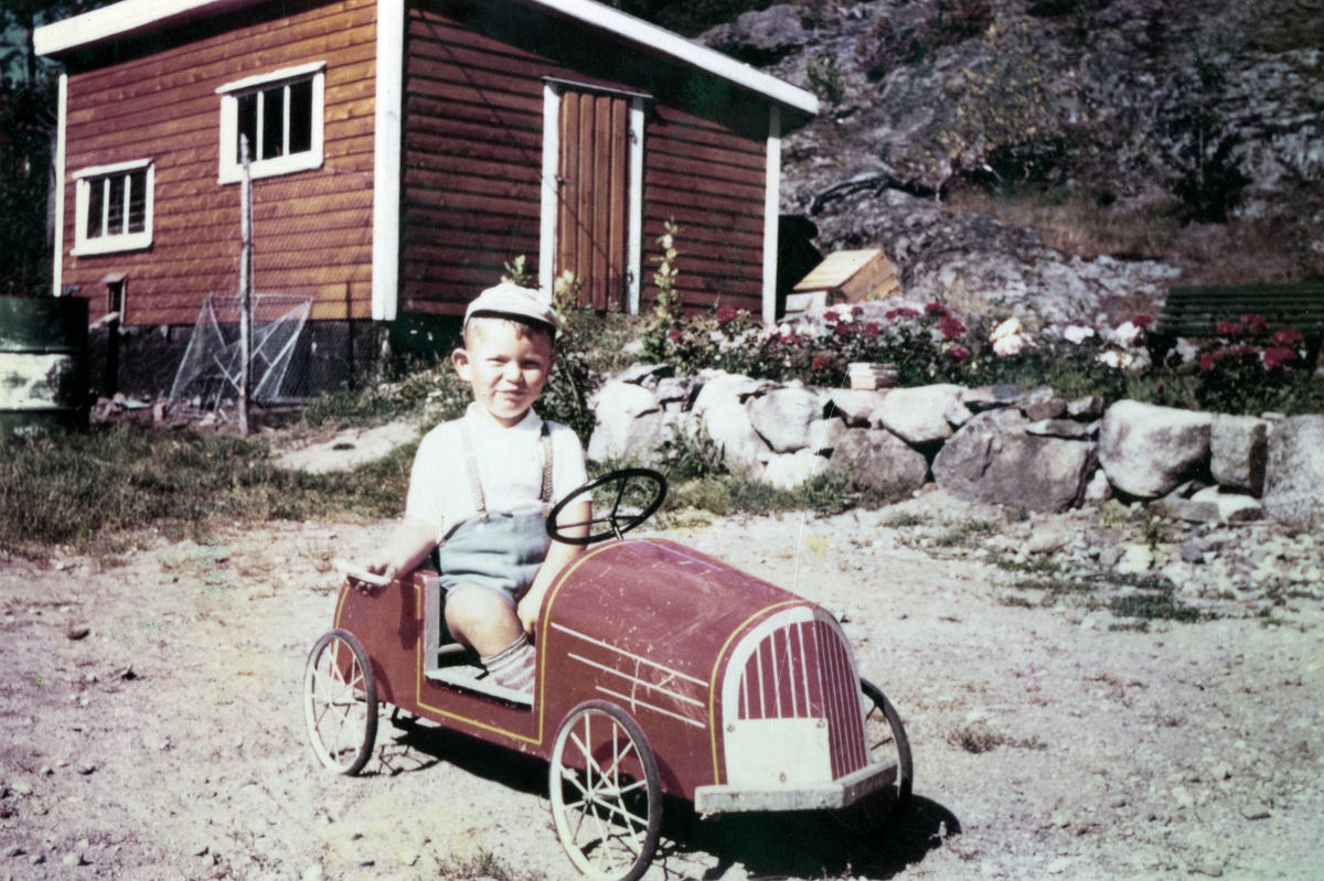 Tre år gamle Finn Kreutz i sin lekebil. Fotografert 1956.