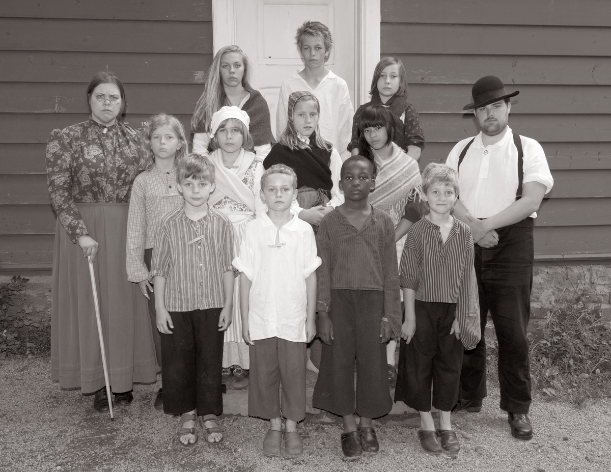 På historisk ferieskole får barn kjennskap til tradisjoner og historie gjennom opplevelser, lek og læring.Klassebilde. Ferieskolen på Norsk Folkemuseum 25. juli 2012.