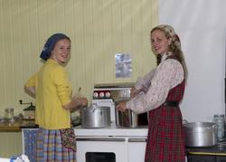 To jenter lager mat på kjøkkenet. Trønderskolen anno 1959. N