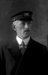 Portrett, J Aarvik med uniformslue.