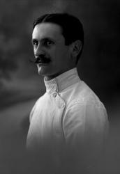 Portrett, mann i fektedrakt. André Drevon, prof. d'escrime, 