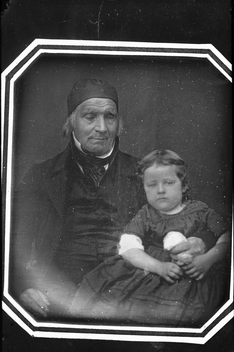 Avfotografering. Gruppe, mann med kalott og barn.
Rogstad kopi. Daguerreotypi (?)