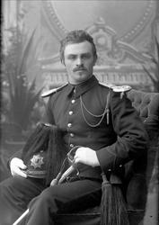 Portrett, Alf Jensen Veum Hansen Mjøen i uniform som premier