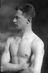 Portrett av mann i bar overkropp. Gustav Magnussen.