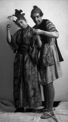 Gruppeportrett, mann og kvinne utkledd som asiater.