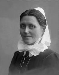 Portrett, sykepleier. Søster Petrine Johannesen.