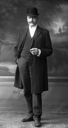 Portrett, mann med skalk eller bowler. Hr dr. Michelsen.