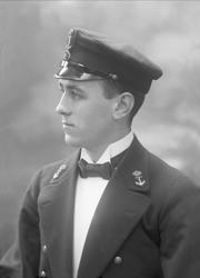 Portrett, mann i kadettuniform.