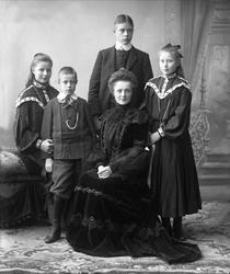 Gruppeportrett, fru Christoffer Berg med sine to sønner og t