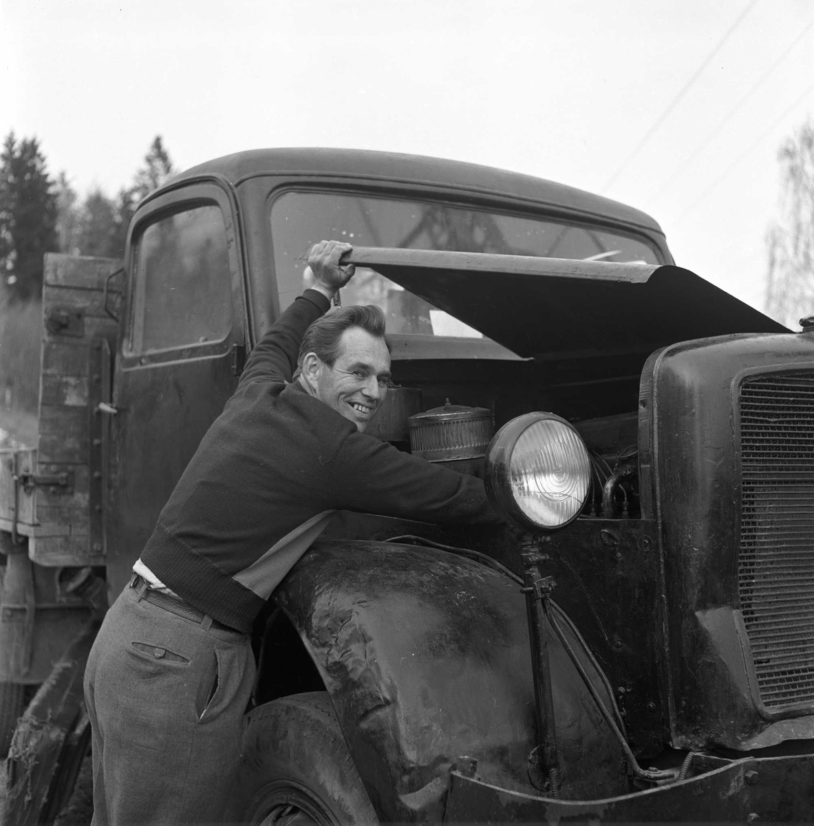 Mann ved lastebil, 1956.