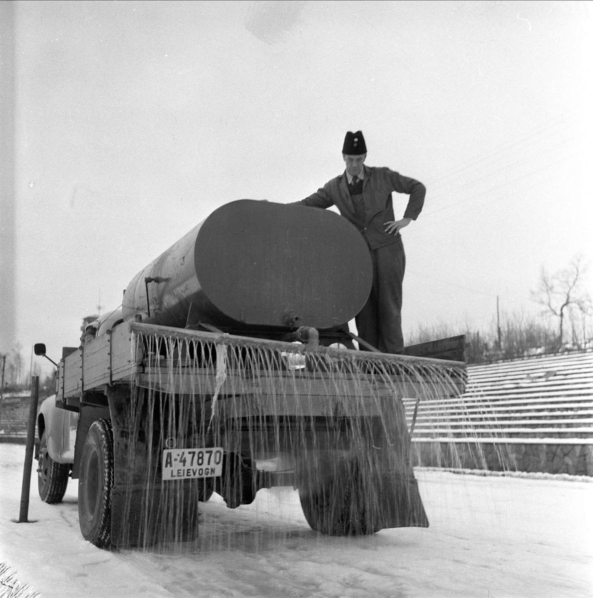 Sprøyting av skøytebanen på Tryvann, Oslo, november, 1958.