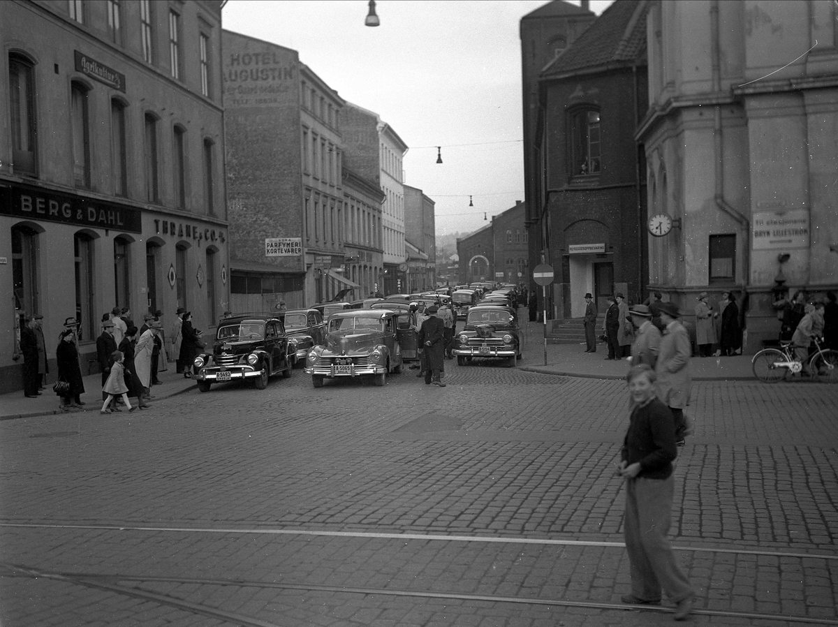Bil av typen Opel Kaptein 1951-53 til venstre, og Hudson 1946-47 i midten, begge drosjer. Oslo, påsken 1952. Gatebilde med trafikk.