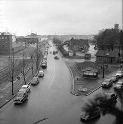 Sjølystveien, Oslo, november 1961. Trafikklys. Bebyggelse, v