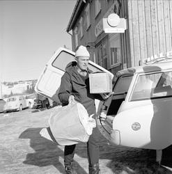 Øyer, Oppland, 25.03.1964. Skiturist, biler og bygning. Ant.
