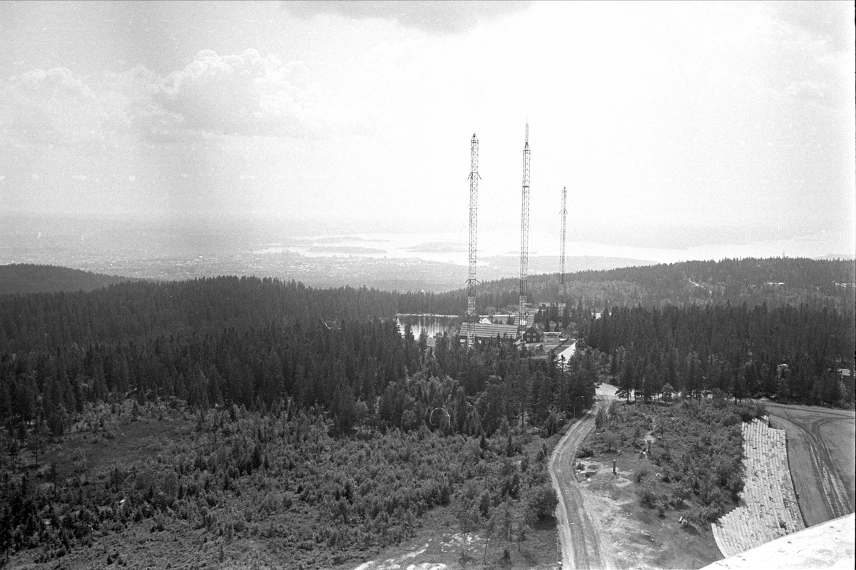 Fra Oslo, juni 1970. Utsikt fra Tryvannstårnet mot radiomaster i Nordmarka.