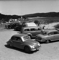 Sjøsanden, Mandal, Vest-Agder, juli 1956. Parkering ved stra
