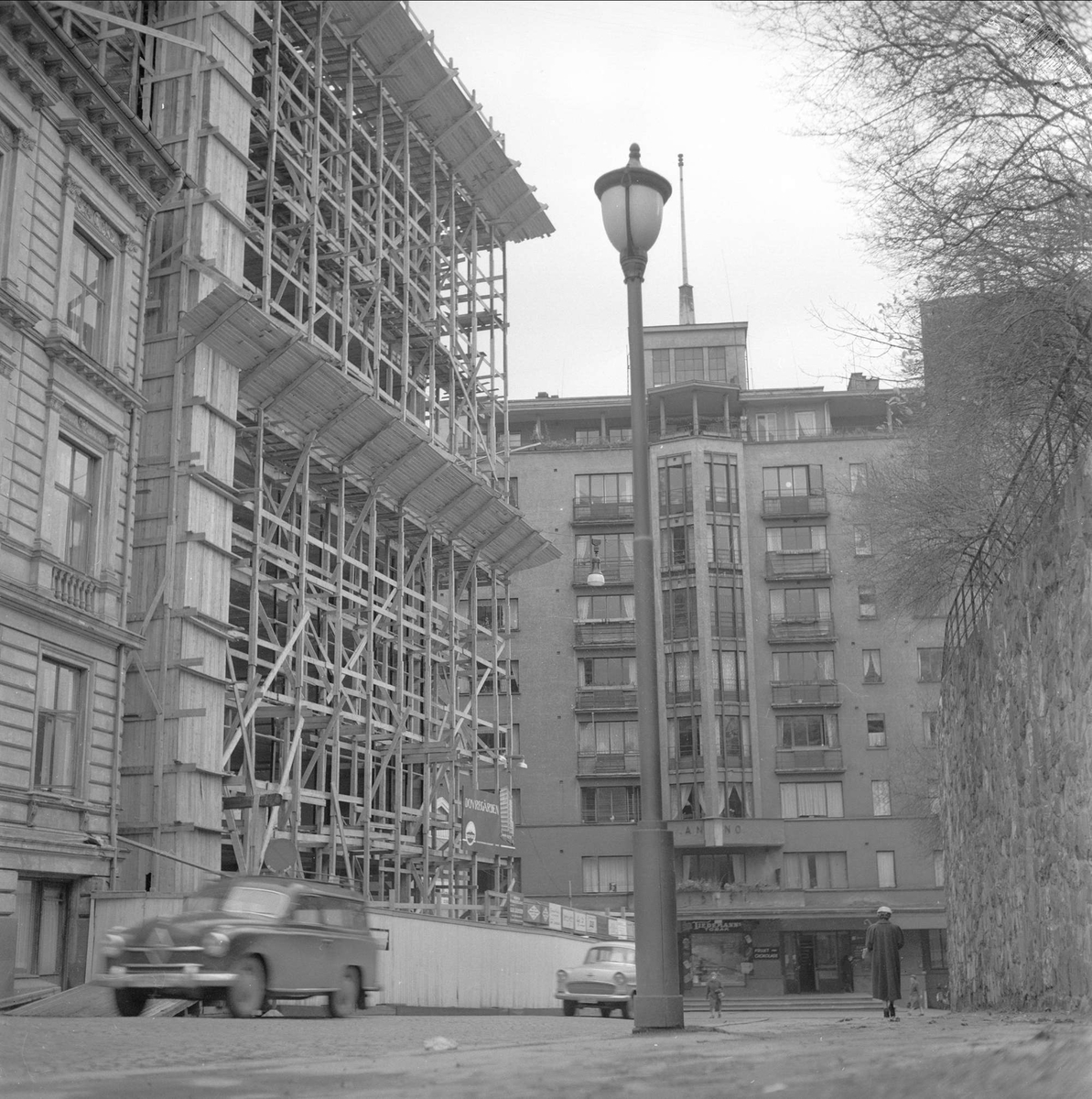 Wergelandsveien 7, Oslo, antatt 1958. Dovrebygget. Gatebilde med bygninger og biler. Byggearbeider.