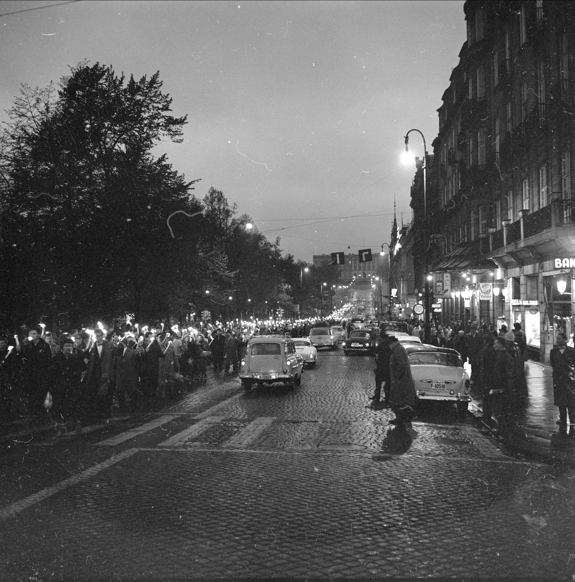 Demonstrasjoner, Oslo,  05.05.1961, professor Pauling, fakkeltog, Stortorget.