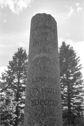 Lyngør, 1962, monument med inskripsjon, uleselig.