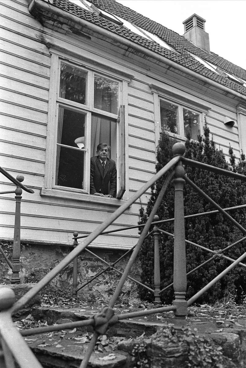 Fra Stavanger november 1967. Mann som står i vinduet og ser ut.