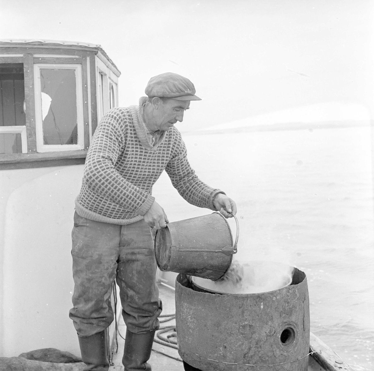 Son, 10.06.1961, reketråler, Kjøvangen, Oslofjord, fisker i arbeid ombord.