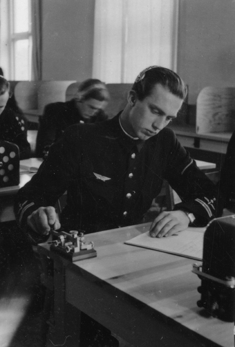 Radioutbildning och krigsspel vid grundläggande flygslagsutbildning, GFSU, på F 2 Roslagens flygflottilj, 1943.