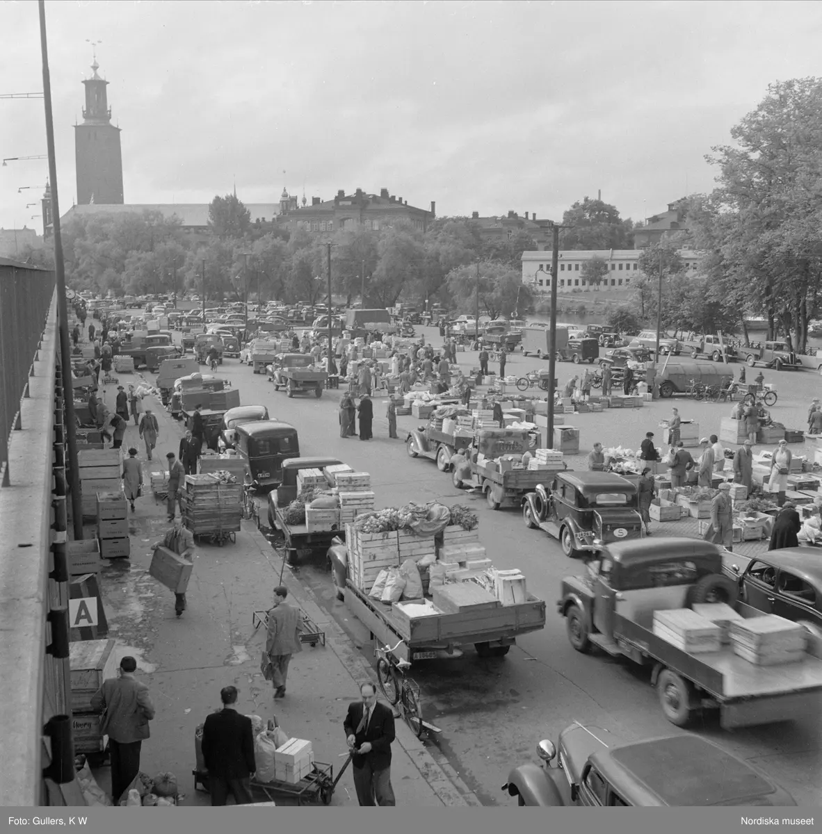 Stockholm. Sommarmorgon vid Vinterv&auml;gen, str&aring;ket mellan Tegelbacken och Centralsaluhallen mellan j&auml;rv&auml;gsomr&aring;det och Klara sj&ouml;. Kommersen med frukt, gr&ouml;nsaker och blommor har b&ouml;rjat. 