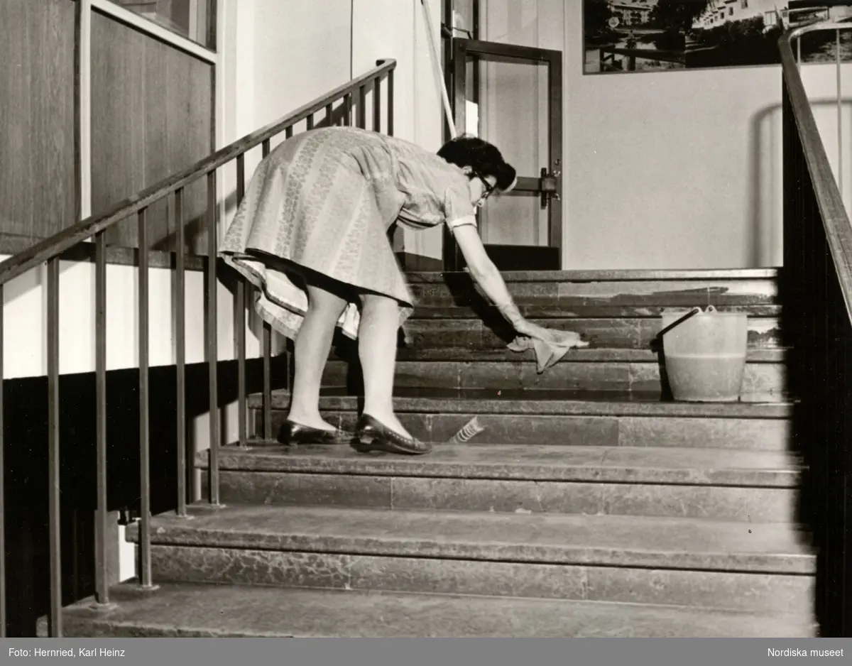 Lokalvårdare. Kvinna torkar trappa
