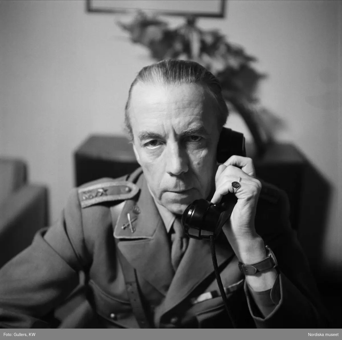 Greve Folke Bernadotte i uniform talar i telefon. Porträtt.