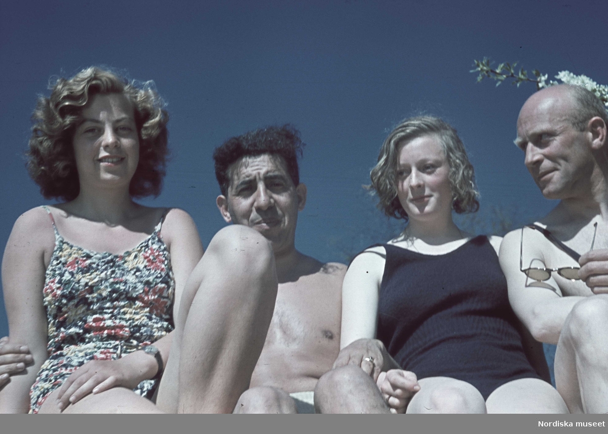 Två män och två kvinnor i baddräkt. Fotografen Gunnar Lundh längst till höger.