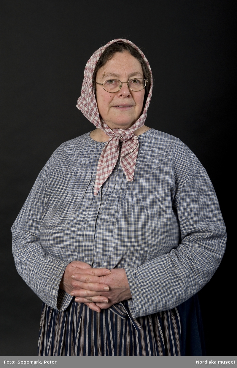 Pedagoger vid Nordiska museet 2010. Museipedagogen Kerstin Cunelius som "mor i stugan". Fotodokumentation av pedagogerna i museets Lekstuga med kläder och rekvisita.