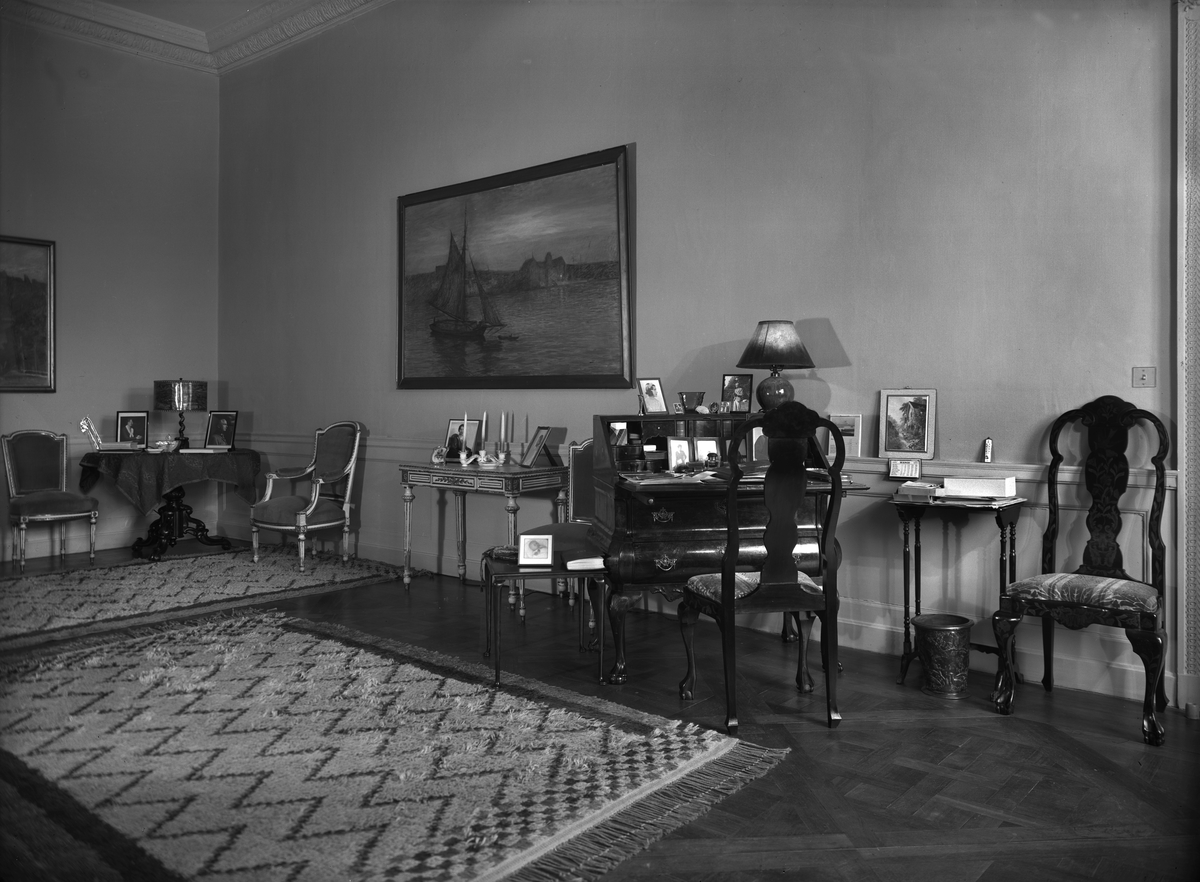 Interiör från Haga slott i Solna socken utanför Stockholm. Salongen eller prinsessan Sibyllas skrivrum möblerat med sittmöbler och skrivbord.