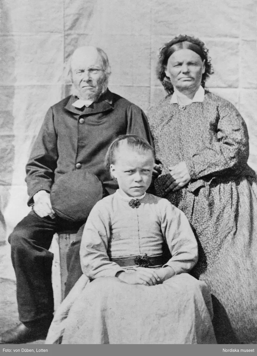 Grupporträtt föreställande kyrkoherde Anders Fjellner med hustru och dotter.