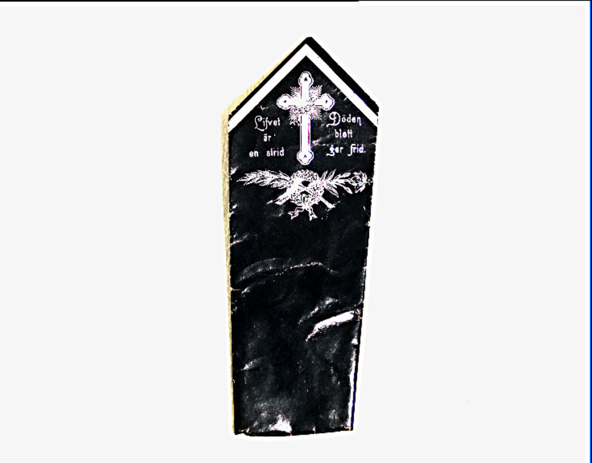 Begravningskaramell av svart glanspapper med tryckt och kors i silverfärg. Text: "Lifvet är en strid".