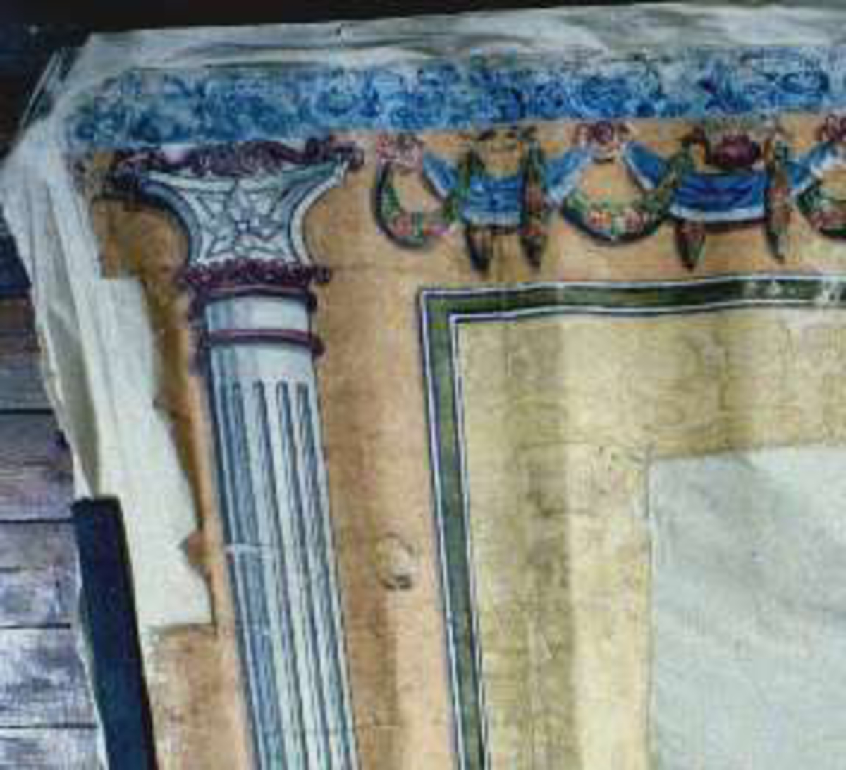 Rumsinredning på papper med kolonner, marmorerad fot. Överst en fris av blomsterguirlander och draperier.
