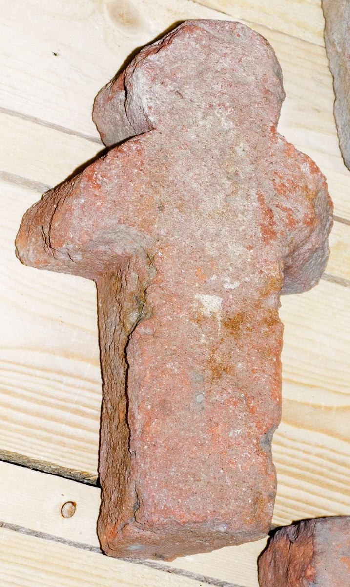 Två tegelstenar och tre formtegel av rödbrännande lergods.