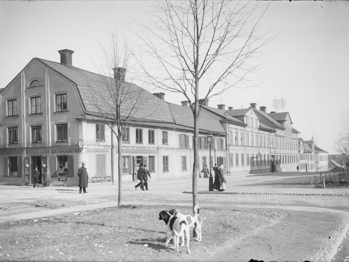 S:t Olofsgatan mot nordöst från Övre Slottsgatan, kvarteret Rosenberg, Fjärdingen, Uppsala 1901 - 1902