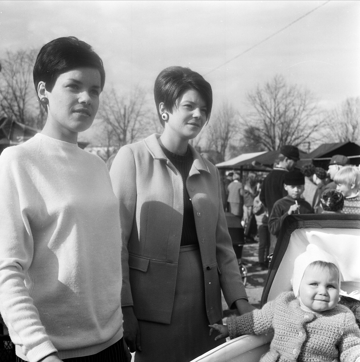 Kvinnor med barn i barnvagn på "maj-marknad i Tierp", Uppland 1967