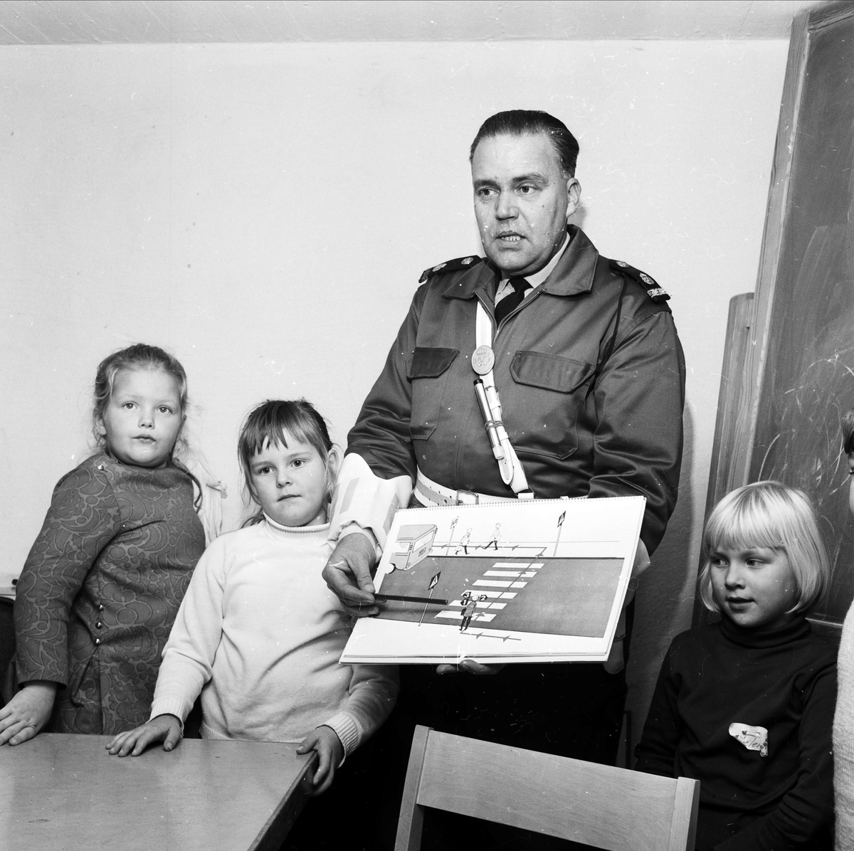 Polis undervisar barn om trafik, Tierp, Uppland 1967