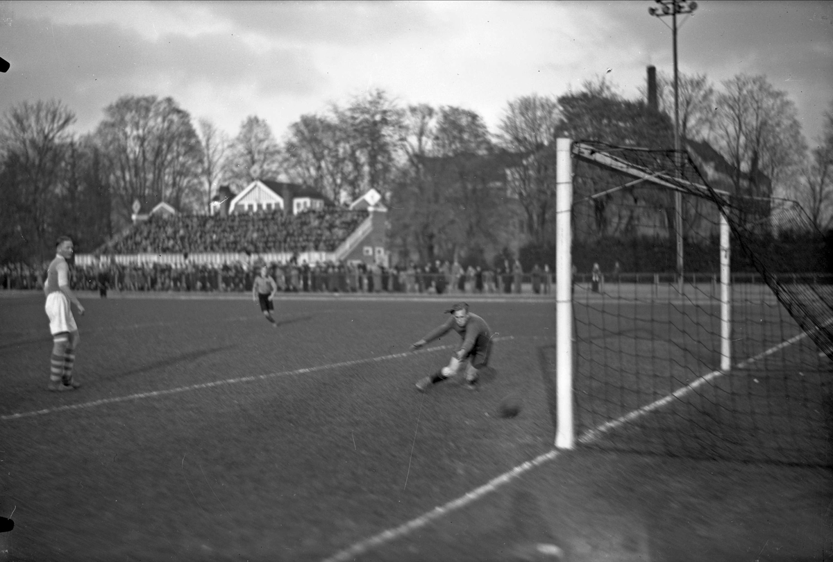 Fotbollsmatch på Studenternas Idrottsplats, Uppsala 1937