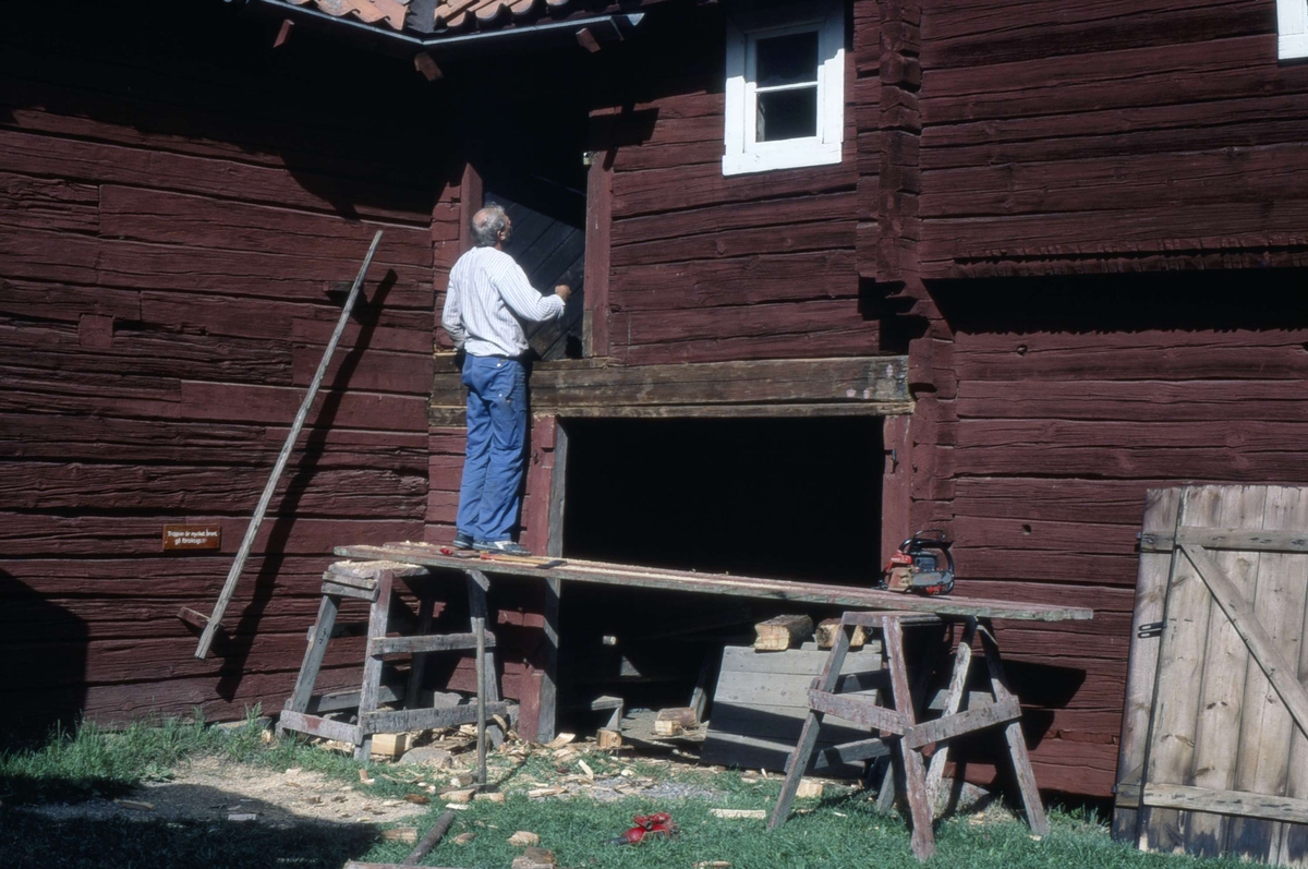 Bengt Ahlström restaurerar drängkammaren på friluftsmuseet Disagården, Gamla Uppsala 1985